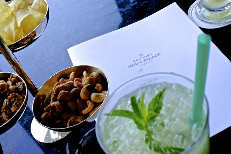 Cocktail and nuts