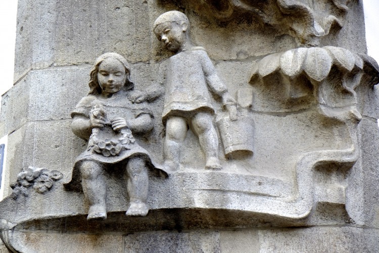 Children statues
