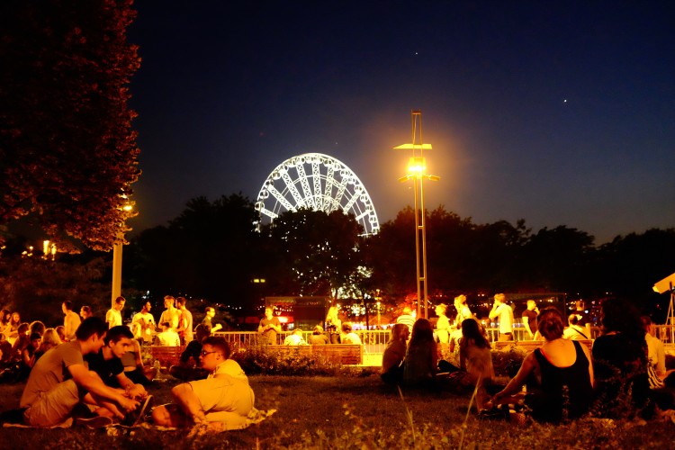 Picnic Crown at Night with Wheel